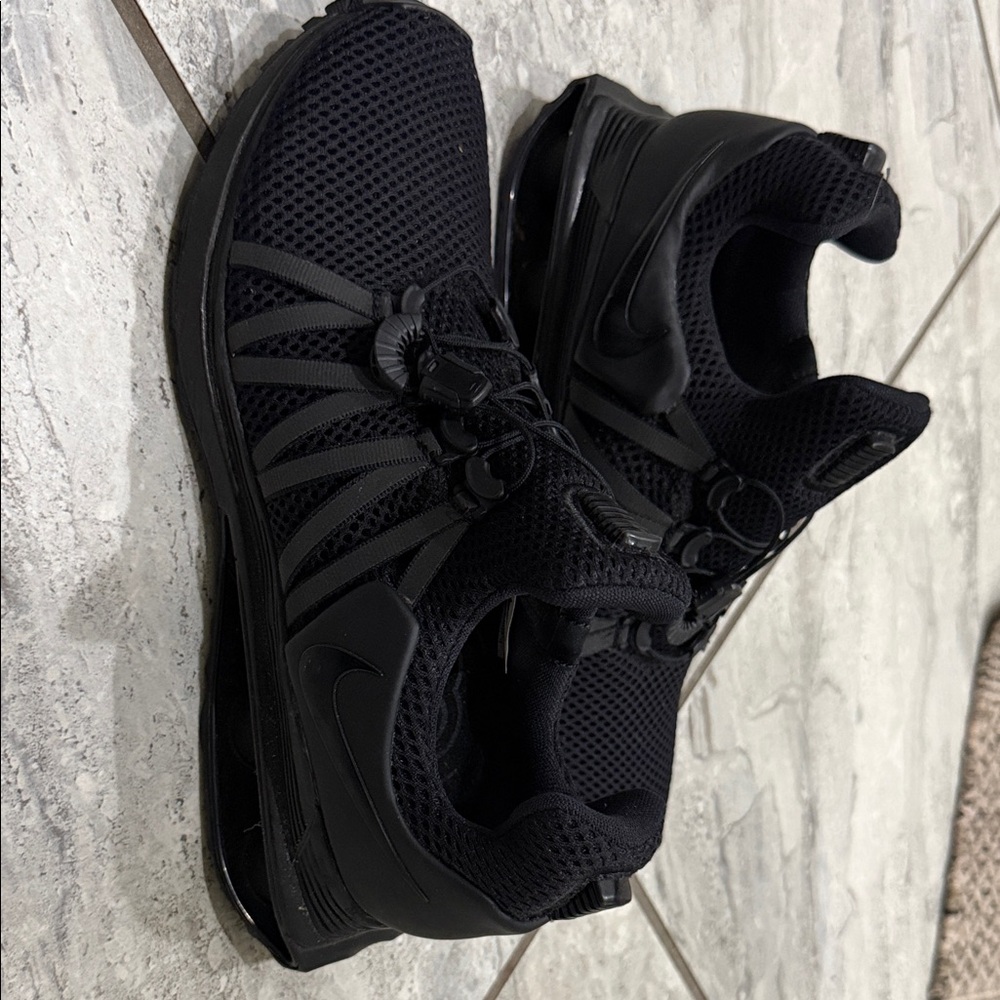 Nike Women's Black gravity shox